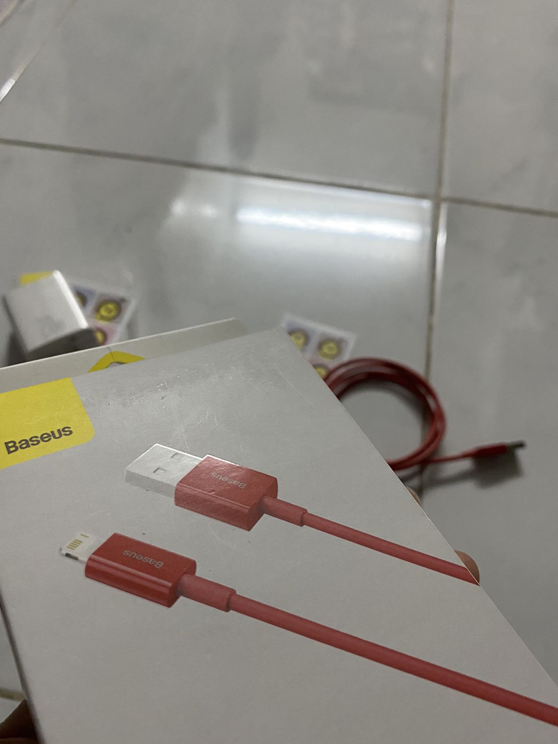 Giao nhanh, gói ổn. Xài đc 1 thời gian kèm củ sạc của Baseus luôn thì thấy ổn, sạc nhanh, có miếng dán giữ không rối rất tiện lợi, được tặng sticker và mã QR trên hộp để check chính hãng, mà chỗ đầu cắm lightning nó khác với cọng sạc đi kèm iphone, chỗ mấy vạch vàng (không biết gọi là gì) còn bị trống 1 vạch nữa làm mới đầu tưởng bị lỗi hay gì, cắm sạc thì thấy ổn và nhanh, để xài thêm thời gian nữa xem sao, nói chung là hài lòng