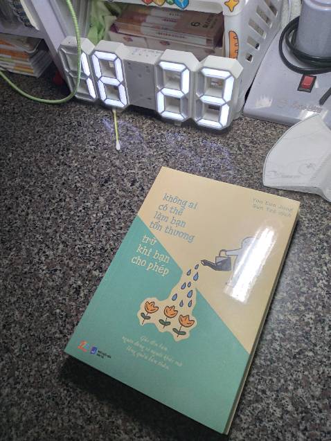 Sách ám ảnh sợ xã hội  không có nilon bọc bên ngoài nên độ hoàn thiện không ổn hơi bị mố một tý nhưng mình bị khó tính với mấy vết đó và hơi bị lệch gáy nên chỉ cho 4 sao còn lại thì có nilon bọc nên sách không bị làm sao 
Nội dung sách thì ok chưa đọc xong nên k đánh giá rõ