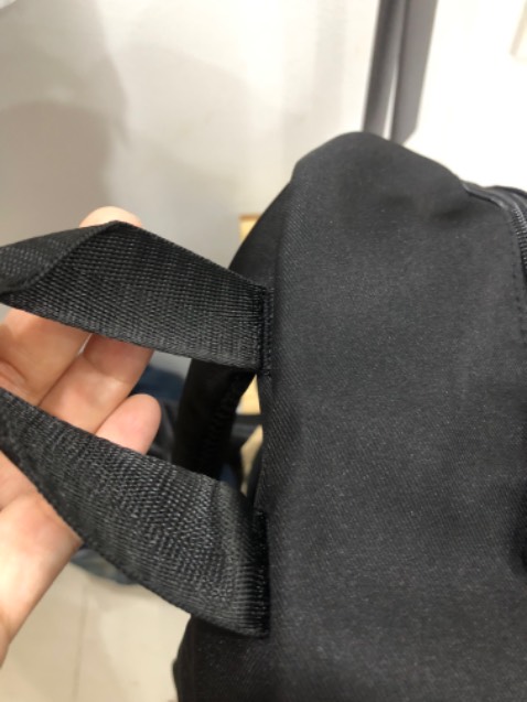 Phần tay xách của balo hơi mỏng. Còn lại tất cả okay.