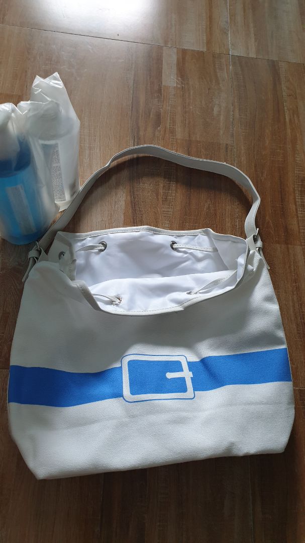 - Giao hàng đúng hạn, anh shipper linh hoạt trong thanh toán.
- Hàng tặng kèm là túi xách để vừa ipad, không có khuy kéo hay nút bấm. Quà tặng hiển thị rõ ràng, đầy đủ trong giỏ hàng. 
- Sản phẩm đều sản xuất vào năm 2021, có tem phụ rõ ràng.