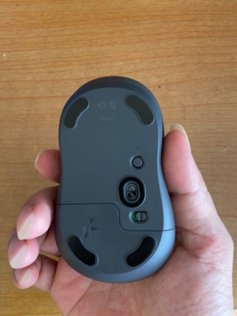 - Giao hàng: Nhanh
- Đóng gói: Cẩn thận
- Thiết kế: Chuột cầm vừa vặn và chắc tay, bấm rất êm, không hề phát tiếng ồn.