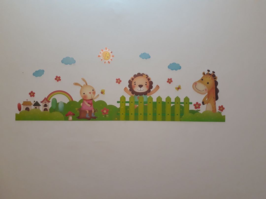 Decal dễ thương, in màu sắc đẹp, có hdsd kèm theo. Dán dính trên tường. Trước Noel mua decal của ncc HKT home luôn, dán mấy tháng xong gỡ ra mà không bị tróc tường. Lần này mới dán bị lệch, tháo ra dán lại thì tường bị bong tróc.