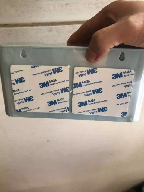 Ko up được video cho mọi người xem , chứ hàng y như hình mình đăng , chất liệu nhựa cứng cáp , keo kèm theo là keo của 3M nên dán rất chắc chắn