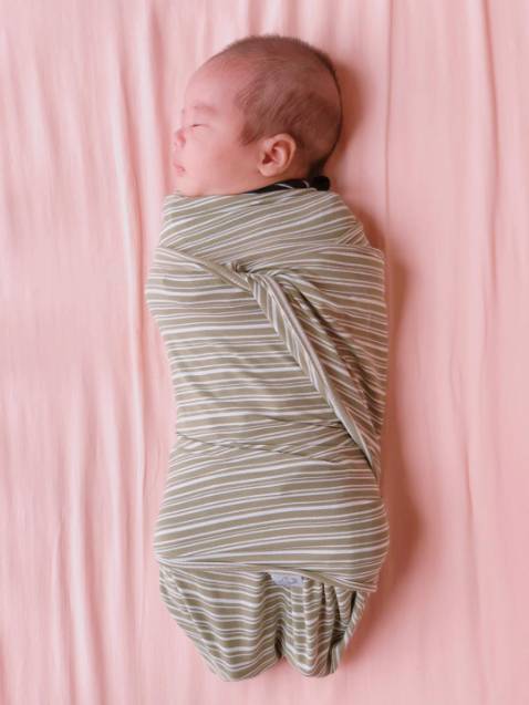 Shop giao đúng mẫu mình chọn, đường may tốt, quét QR ra sản phẩm chính hãng. Con hợp tác lắm ạ, cảm ơn shop vì món quà bé xinh xinh