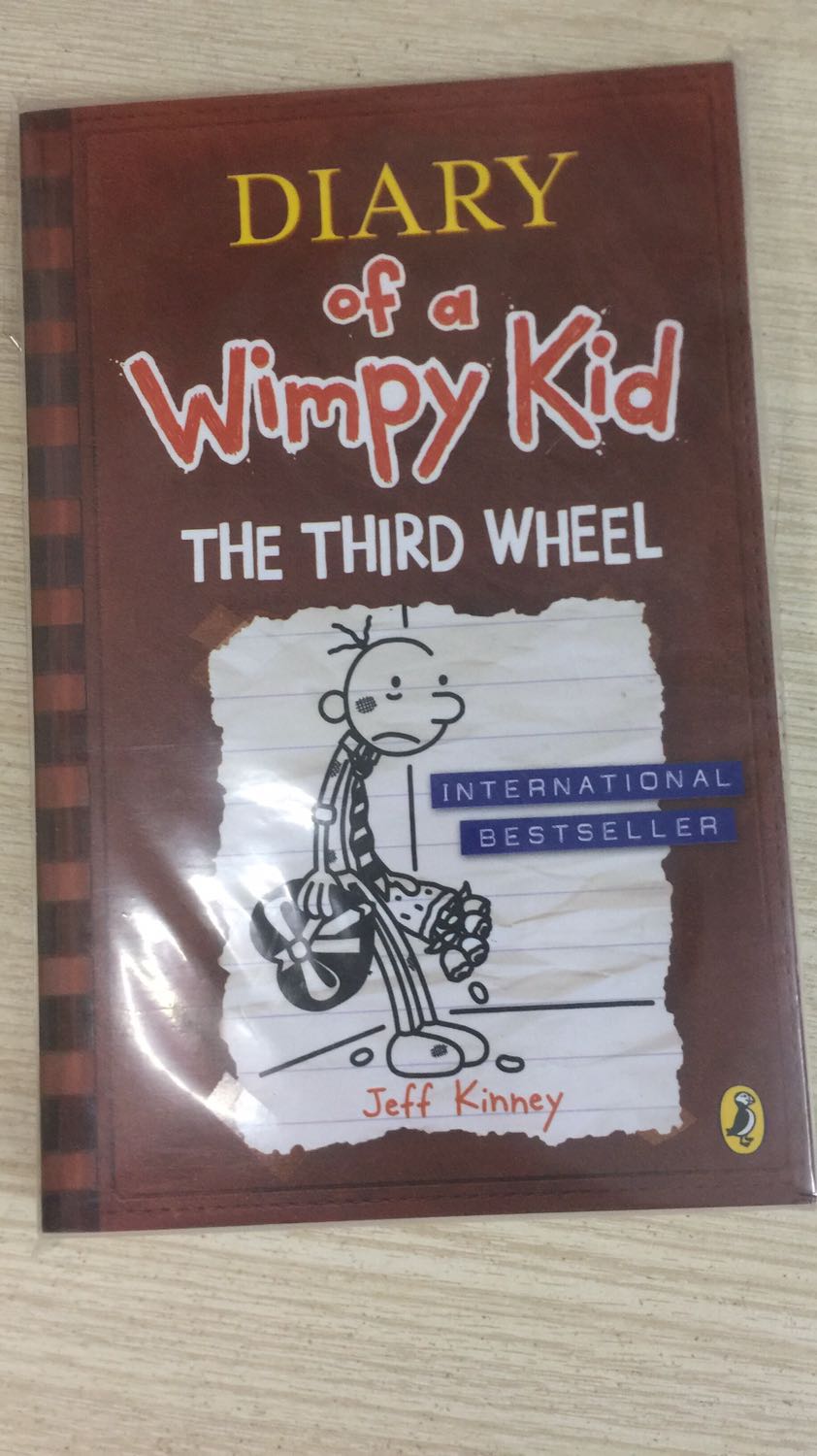 Sách có chút dơ nhưng vì tiki cho bọc sách nên bỏ qua :) Tiki giao hàng không quá 1 ngày, quá thích! 

Quyết định mua để “tắm” tiếng Anh vì “Diary of a wimpy kid” có nội dung thú vị, nhí nhảnh, hài hước và từ ngữ thông dụng trong giao tiếp hằng ngày, dễ đọc. Chất giấy xốp, mỏng, hơi ngả màu nên không chói mắt, giấy lốm đốm như giấy tái chế chứ không mịn. Tập này có 217 trang truyện.

Canh sale cuốn khác và có phiếu giảm 50k cho đơn 299k nên chốt luôn :)). Dù sao cầm trên tay cuốn sách vẫn thích hơn đọc ebook :(