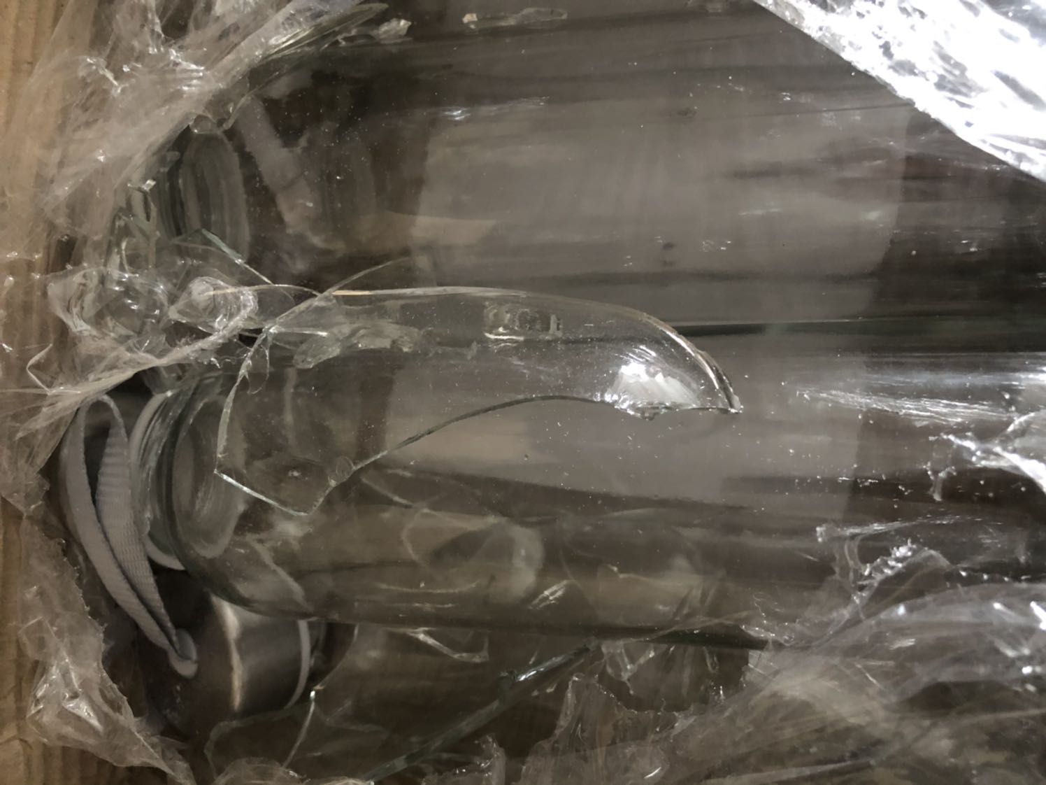 Mua 10 chai thì bể hết 1 chai, chắc là do vận chuyển.
Nhưng mà khâu bao gói cũng ko cẩn thận, đặt 10 chai kế nhau có khoảng trống chắc chắn bị va chạm.
Sao shop ko bọc từng chai như vậy sẽ ko bị bể chứ nhỉ? Còn khoảng trống thì nhét giấy vào....
Nói chung mấy chai thuỷ tinh nhìn ok, mỗi tội bị bể thôi
Tiki giao hàng nhanh