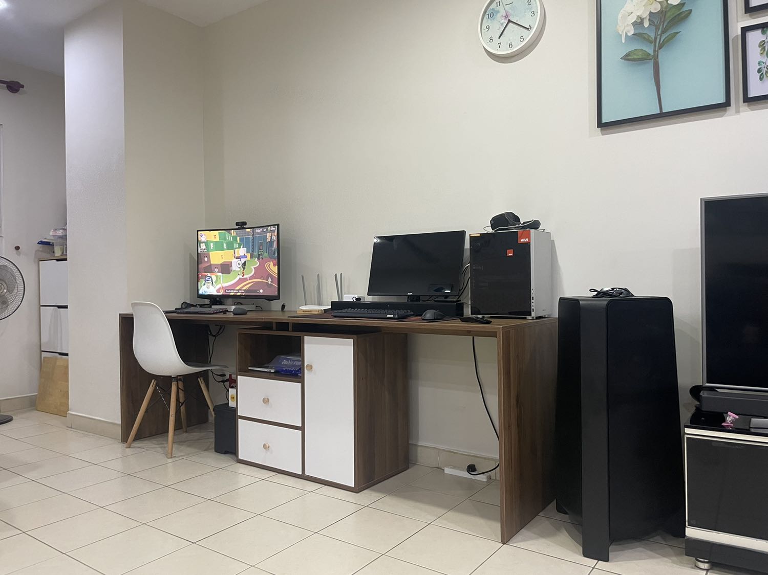 Giao trong 2 ngày, nhân viên nhiệt tình. Sản phẩm đơn giản, linh hoạt. Muốn chắc chắn phải cố định, liên kết với tủ. Hoàn thiện tốt. Hy vọng phần hậu mãi tốt.