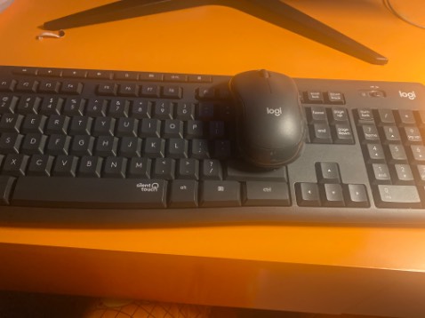 bàn phím không ăn chữ, lúc được lúc không nhung 90% là không ăn chữ, k thể gõ được. mới mua mình gõ k được tưởng là do pin yếu, nên dùng đỡ bàn phím khác, hnay mới thay pin vào cũng y chang vậy, k biết này là do model này tệ vậy hay do bộ của mình bị lỗi. shop có hỗ trợ đổi hàng khác cho khách dc k? xin cám ơn