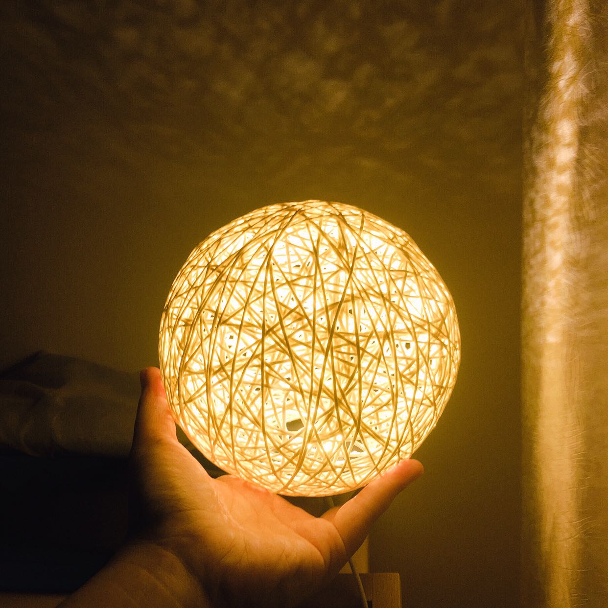 Đèn rất đẹp. Nhẹ. Màu giao ngẫu nhiên may mắn được giao màu vàng nên đèn lên ánh sáng rất dịu. Đèn chiếu lên tường rất đẹp, nhìn như những ánh sao vậy. Nhìn màu vậy thôi chứ rất sáng căn phòng. Dùng để trang trí cungc rất đẹp. Tuy nhiên dây quá ngắn. Trong mô tả có nói có thể điều chỉnh được độ sáng nhưng xem hoài thì chỉ thấy có 1 công tắc bật on off thôi không có nút điều chỉnh độ sáng đâu cả :( nếu có thì tốt lắm rồi