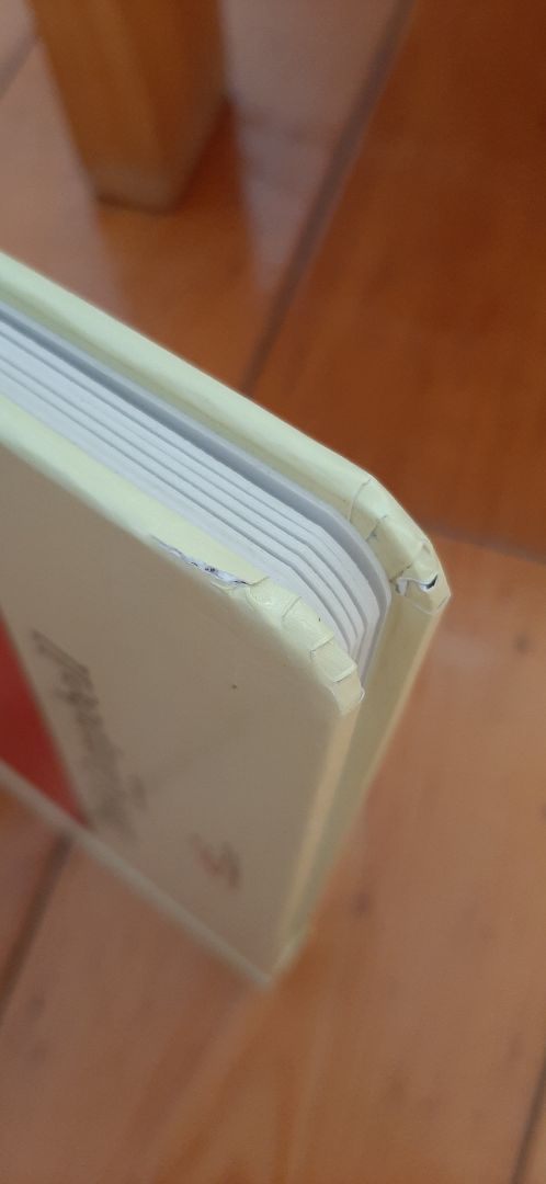 Truyện vừa nhận mà đã bị rách phần lật giở, mép bị trầy xước sẵn