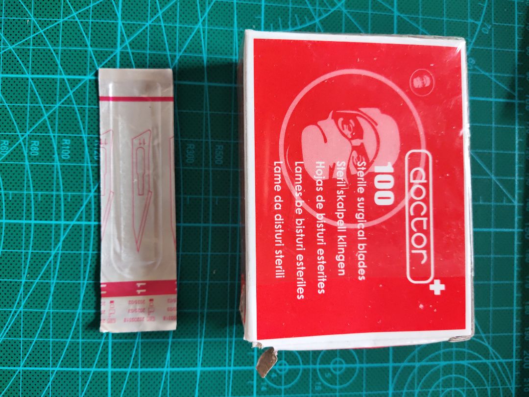 lưỡi cực bén, lưỡi 11 này cắt chi tiết papercraft đúng phê. hàng chất lượng.