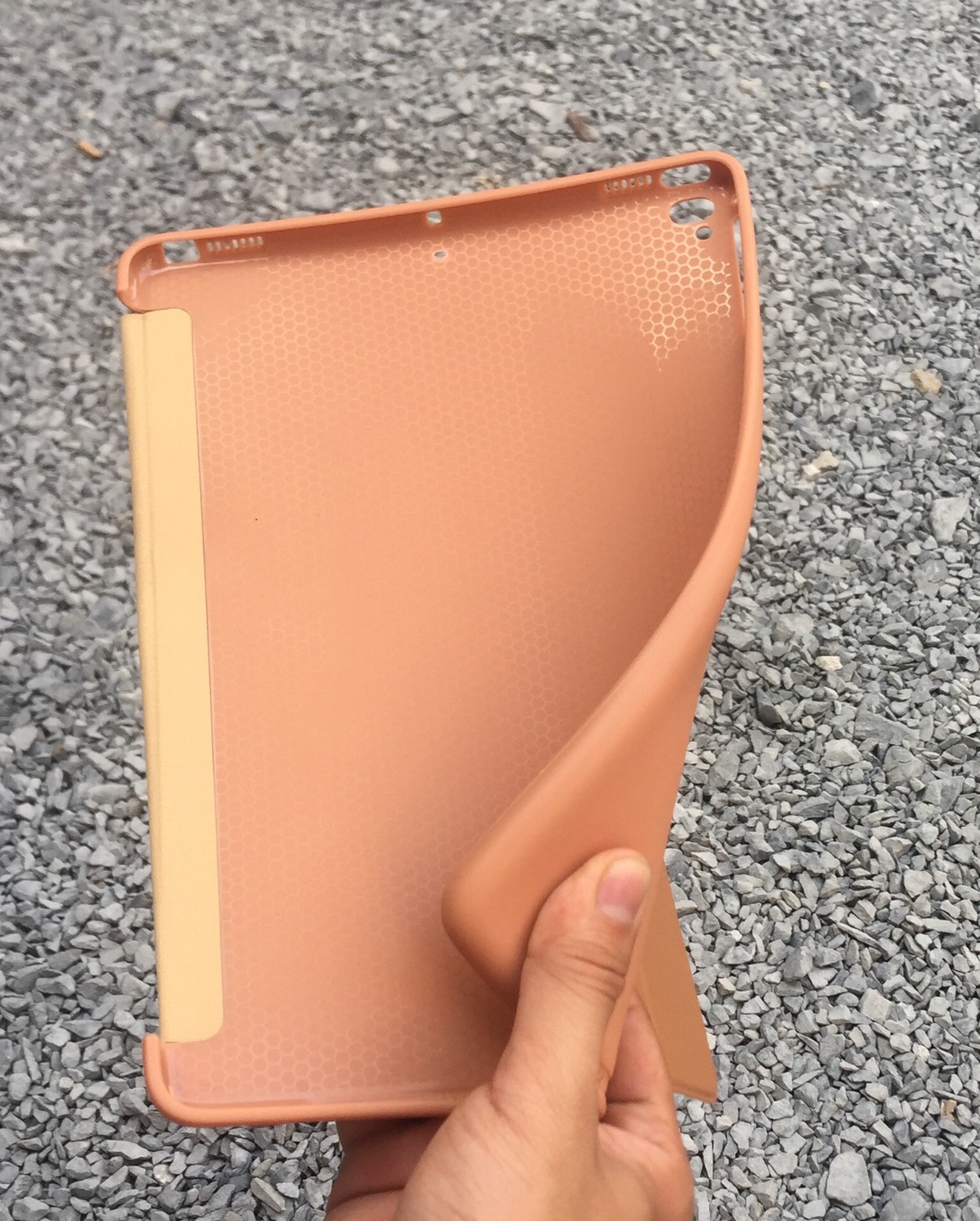 Sản phẩm có màu đơn giản nhưng không kém phần sang trọng. Thiết kế sắc sảo, vừa khít máy, mặt lưng nhám cầm rất chắc tay, case dẻo sẽ không bị xước iPad, thiết kế tự động đóng tắt thông minh. Nói chung không có điểm nào để chê về bao da này.