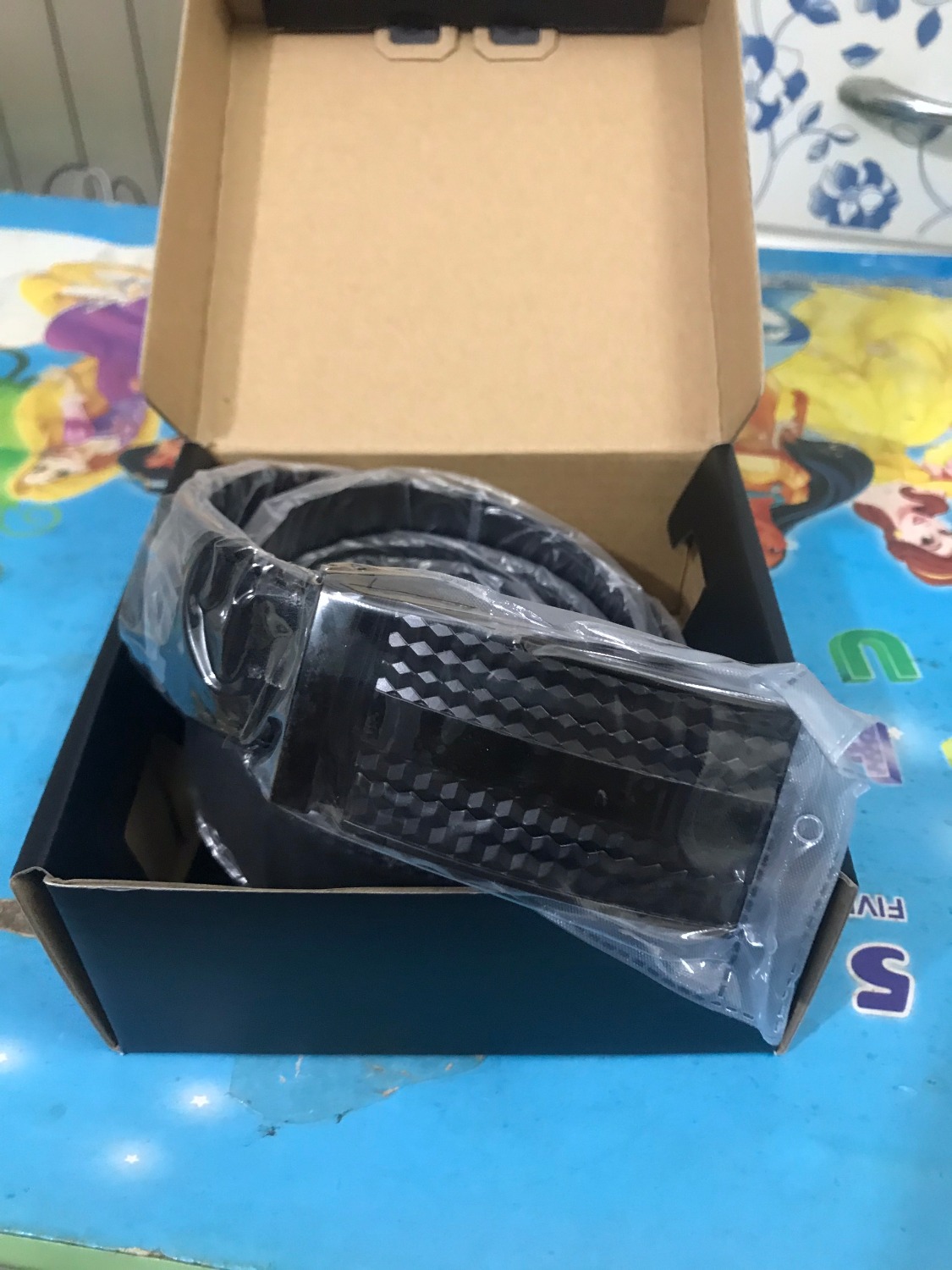 Sản phẩm ngoại quan tốt, khóa rất đẹp. Đúng 100% chính hãng, có phiếu bảo hành kèm theo. Có liên hệ *** để *** da -> sản phẩm da thật có mùi tóc cháy (cái này là để check kĩ vì có review ko tốt, cảm nhận ban đầu đã thấy ok). Tốc độ giao hàng của tiki thì không phải bàn. 5 sao cho tiki và NBH tốt!