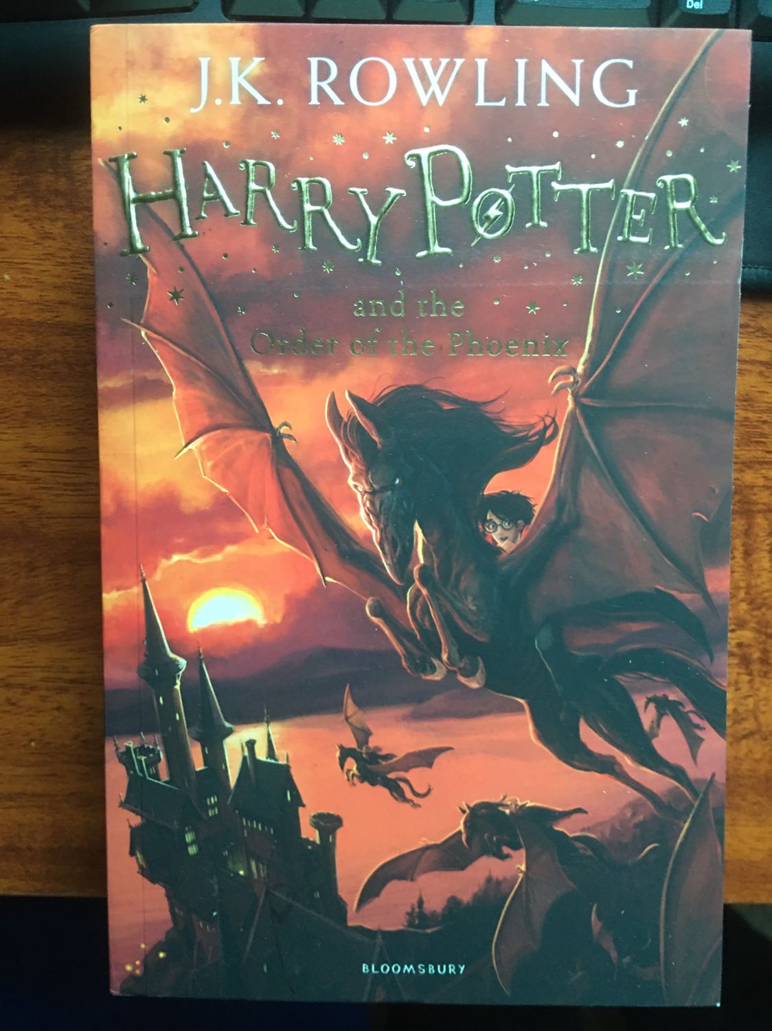 Hàng chất lượng tốt,nguyên seal mà lại  săn đúng sale nên giá rẻ,giao hàng nhanh.