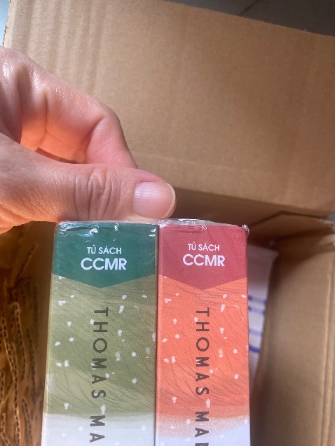 Mua sách giá cũng không phải rẻ, đơn hơn 3***₫ mà gói sách nhìn chán thiệt sự! Bọc chống sốc khá rẻ, khoảng 800₫/m nếu mua lẻ mà Tiki cũng không trang bị mà gói sách cho khách được hay sao, để sách đến tay khách thì quăn gáy, dập gáy! Sau một thời gian quay lại mua sách trên Tiki cũng chẳng thấy Tiki có thay đổi gì dù vấn đề gói hàng ẩu đã bị phản ánh rất nhiều lần! Quá thất vọng!