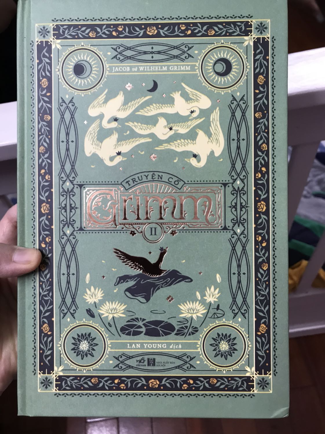 - sách hơi móp xíu ở góc nhưng k sao
- sale 50% còn 100k, hời luôn
- giấy trắng ngà, đẹp lắm
- mãi yêu tiki và nhã nam 😋