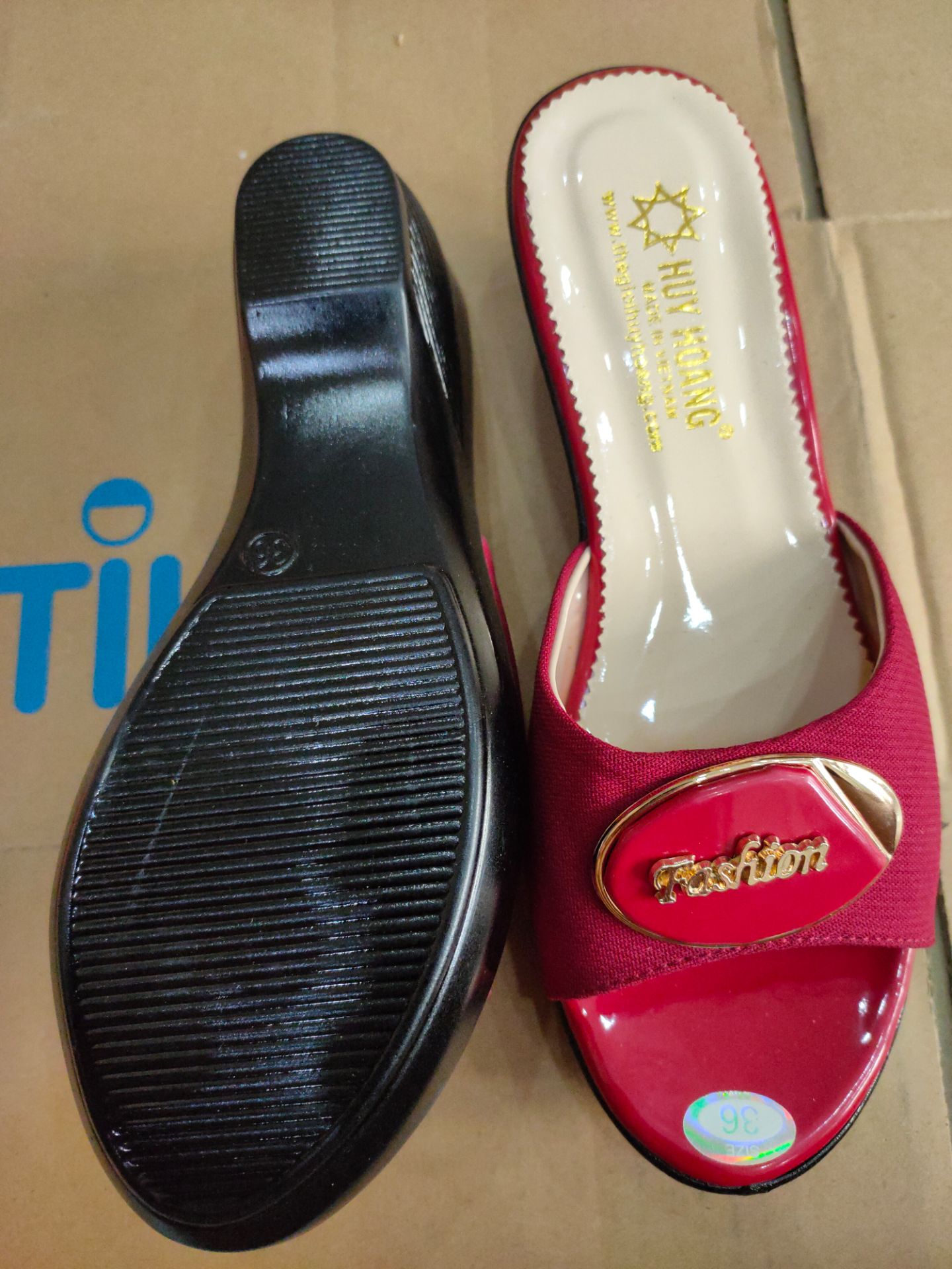 Dép rất nhẹ phải nói là rất ưng ý.... Sẽ mua thêm tặng chị em mình