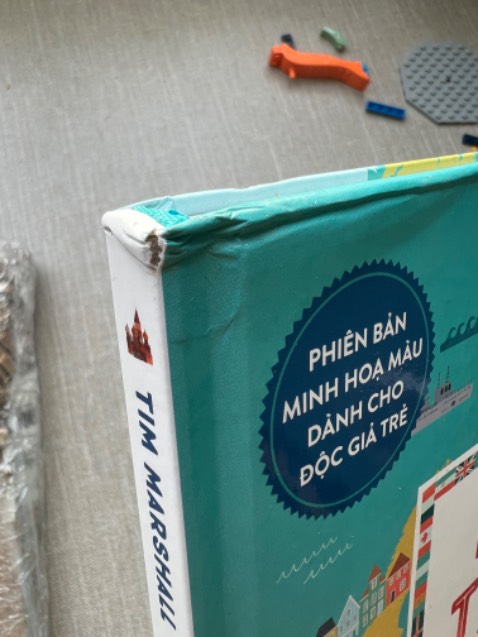 Sách đắt tiền mà Tiki lại giao trong bao nilon nên móp gáy, rách gáy luôn. Rất bất ngờ vì trước giờ Tiki giao sách trong hộp giấy mà còn có lót kỹ nhưng lần này lại đóng gói cẩu thả làm hư sách!