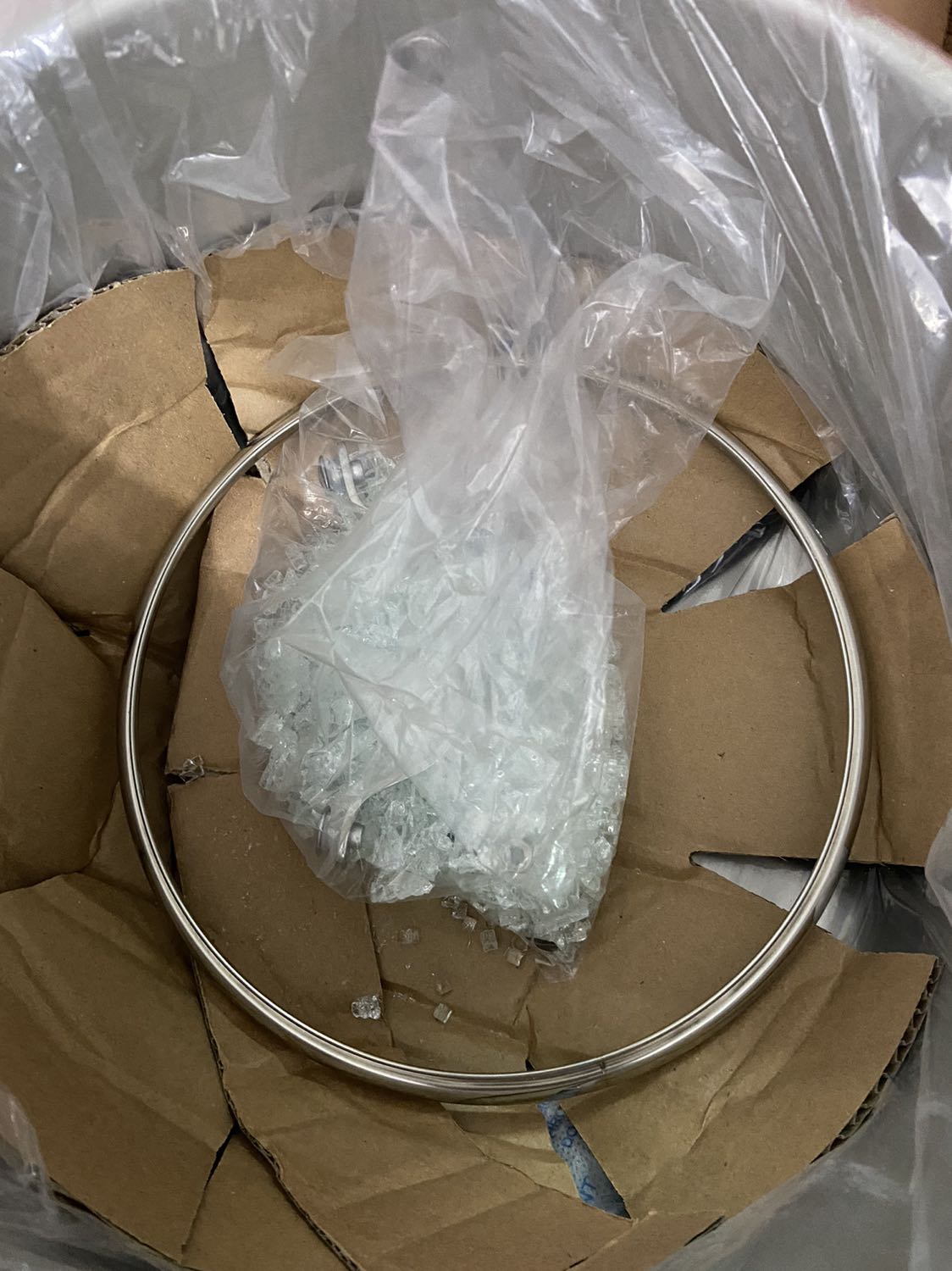 Mình rất thất vọng vì nhà bán:
- Nắp nồi trung vỡ, ai đó hốt gọn bỏ vào bịch bóng rồi gói hàng cho khách. Tức là nhân viên đã biết vỡ vẫn giao cho khách hàng
- Nồi nhỏ bị móp phần đáy nồi như hình
- Nắp nồi dơ
- Thùng cũ móp như hàng lưu kho lâu ngày
Mình yêu cầu trả hàng hoàn tiền
Mình đã mua hàng của Tiki Trading rất nhiều lần và đây là lần đầu tiên Tiki làm mình thất vọng.