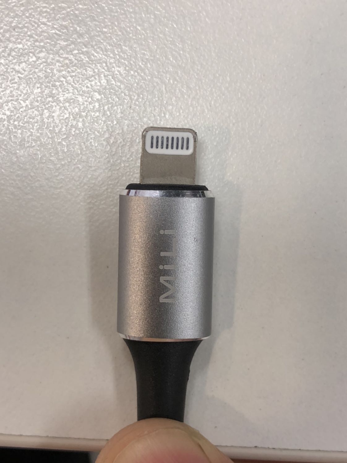 Đầu cắm lightning bị nghiêng, chi tiết hoàn thiện không được đồng đều