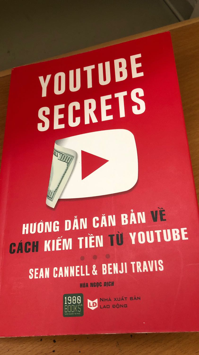 Ban đầu mới nhận sách thì hơi thất vọng. Vì cuốn sách toàn chữ, mình kỳ vọng là sách sẽ hướng dẫn về mặt kỹ thuật. Nhưng sau khi đọc thì đây thực sự là cuốn sách rất hay về chiến thuật và chiến lược. Càng đọc càng hút. Sách mang lại một nền tảng kiến thức để có thể áp dụng làm youtube. Về mặt kỹ thuật thì có thể google cũng được, còn chiến thuật chiến lược thì ít khi được thấy.