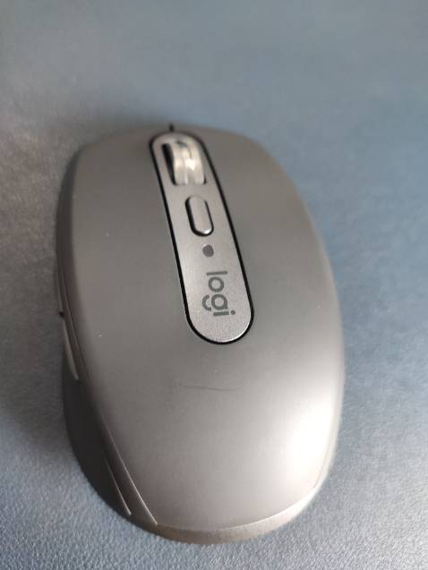 Giao hàng của TikiNow rất nhanh và chu đáo với cách đóng gói sản phẩm. 
Tuy nhiên mình cảm thấy nhà cung cấp bảo quản sản phẩm chưa tốt, có dấu hiệu ẩm mốc ở bên trong hộp, cáp và tờ HDSD bị lên mốc trắng, có 2 vết trầy xước bên trên thân chuột, khá là lăn tăn, có lẽ do sản phẩm sản xuất từ 2022.