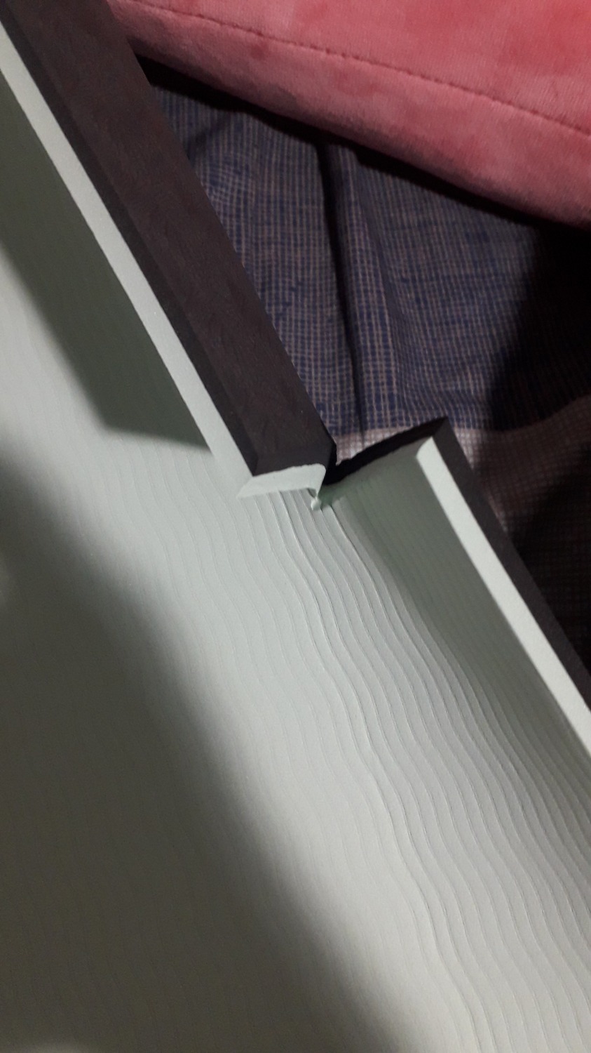 Sản phẩm mua về vỏ ngoài dính bùn xìn cát đen rất nhiều và dính vào thảm một ít. Nghiêm trọng hơn mở thảm ra thì ở thảm bị rách một khúc. Đã liên hệ bên tiki để 19006035 để đổi lại. Nhưng họ bảo cần gửi hình ảnh để xác minh chờ email tiki gửi về email của tôi nhưng không thấy.