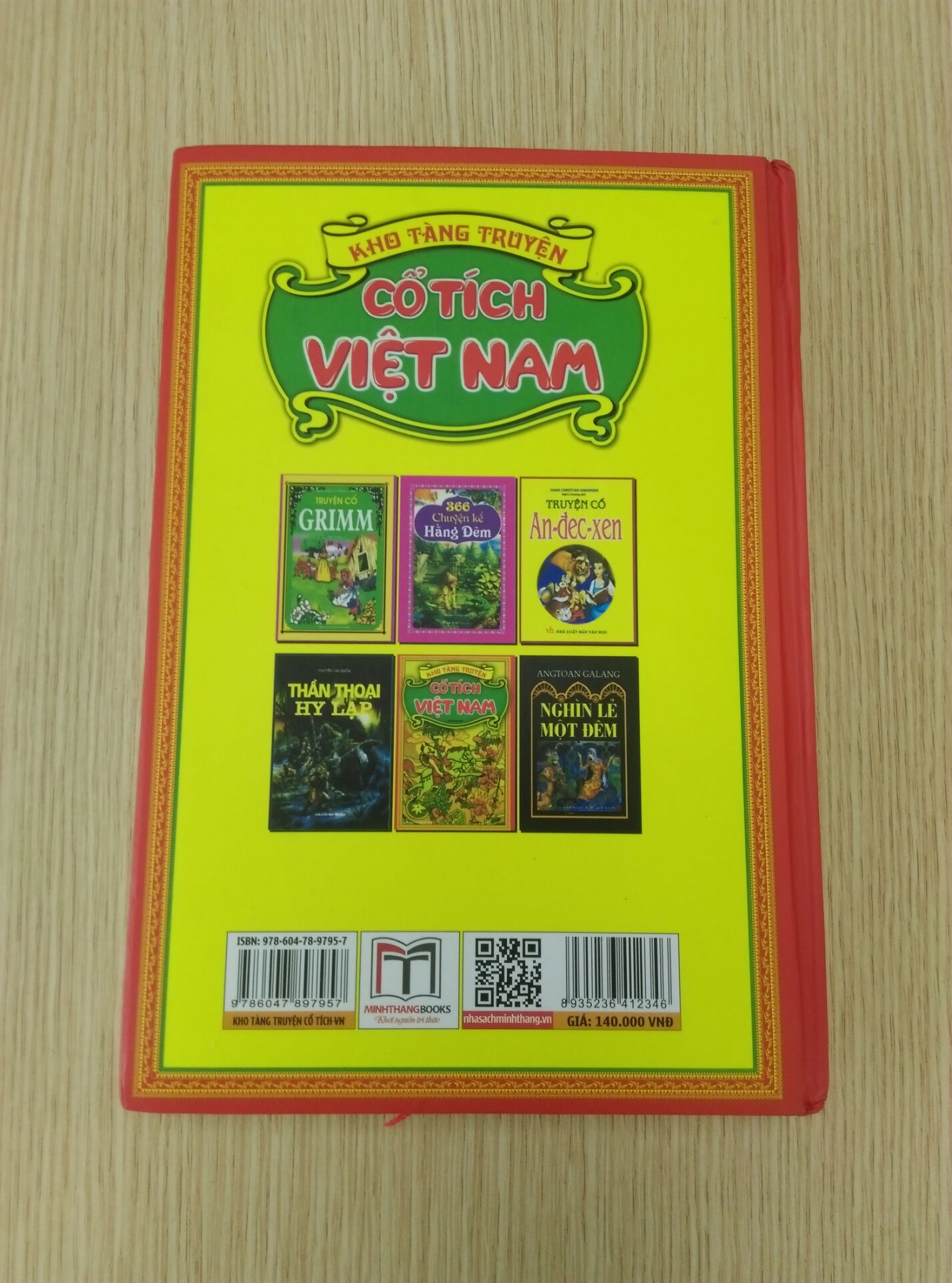 Hài lòng với cuốn sách này. Cuốn này được nhà xuất bản bọc trong lớp nilong trong, nên dù đặt ở kho bụi cũng không bị ảnh hưởng, có 1 chút ít hở ra bị bụi.
Sách bìa cứng, giấy đẹp, chữ to nhìn không bị mỏi mắt, đọc thích, có nhiều truyện cổ tích (đúng kiểu kho tàng truyện).
Nội dung truyện mình đọc qua 1 vài truyện thấy rõ ràng và đầy đủ.