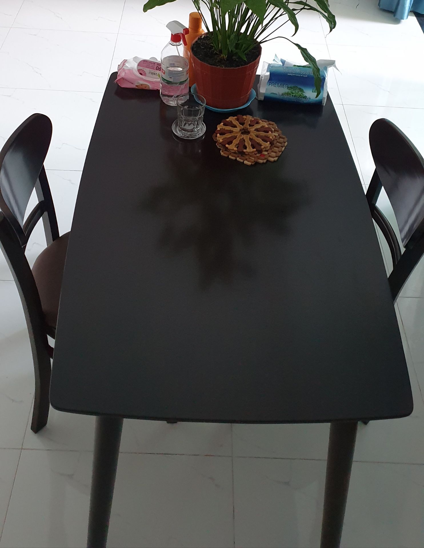 Bộ bàn ghế mango 4 ghế, mình mua với giá 1.820k. Đánh giá sp:
1. Giá cả hợp lý
2. Chất liệu gỗ công nghiệp
3. Mặt bàn rộng, láng bóng,phù hợp với gia đình nhỏ
4. Gia công còn một số lỗi nhỏ ko đáng kể
5. Giao hàng nhanh đến tận nhà và lắp ráp luôn.