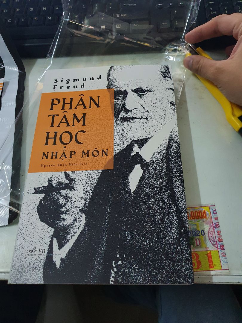 Cảm Ơn Nhã Nam đã tái bản một bản dịch tuyệt vời của dịch giả Nguyễn Xuân Hiếu. Với những bạn phàn nàn về văn phong của bản dịch thì đây là ngữ pháp của Sài Gòn trước năm 1975. Nếu những ai cảm thấy khó chịu với ngôn ngữ của miền Nam thì nên kiến nghị nxb khác để chúng ta có thêm một bản dịch khác để so sánh.