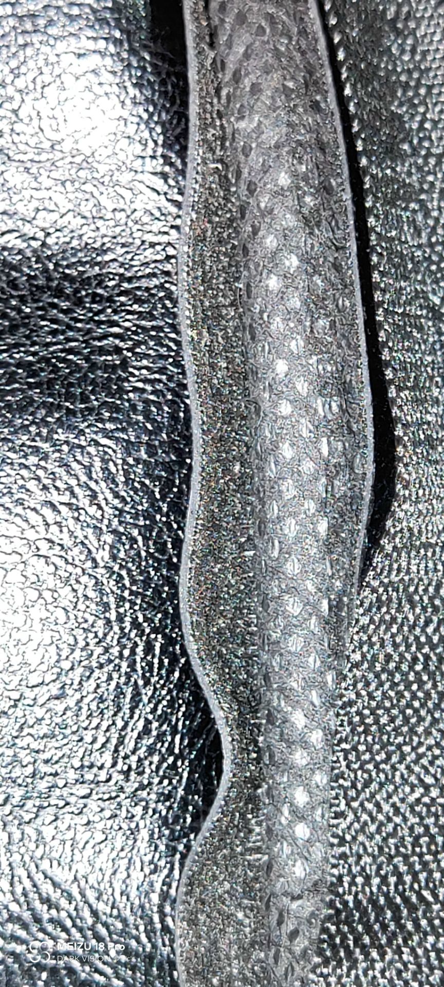 Trước khi mua đã trao đổi kỹ, shop khẳng định là da thật 100%, chỉ phủ lớp keo để chống nước. Nhưng khi nhận hàng thì rõ ràng là da PU, vad sau khi dùng đc 2 tháng thì tróc cả ra thế này.