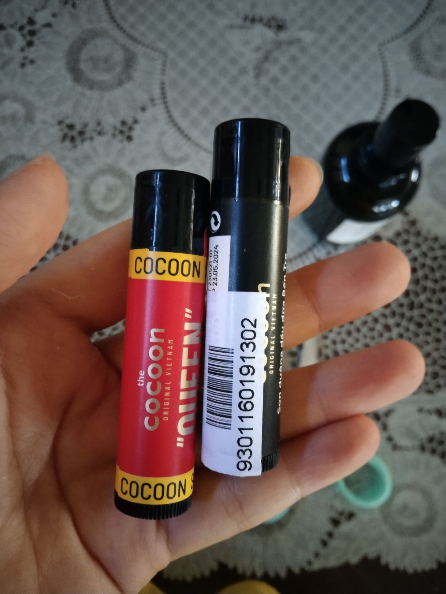 ui xịn lắm nha, thơm lắm nè 
bôi lên cái là môi hết bị khô luôn😉
cái này nên dùng trước khi son cũng okela á nhaaa k bị nặng môi như vaselin