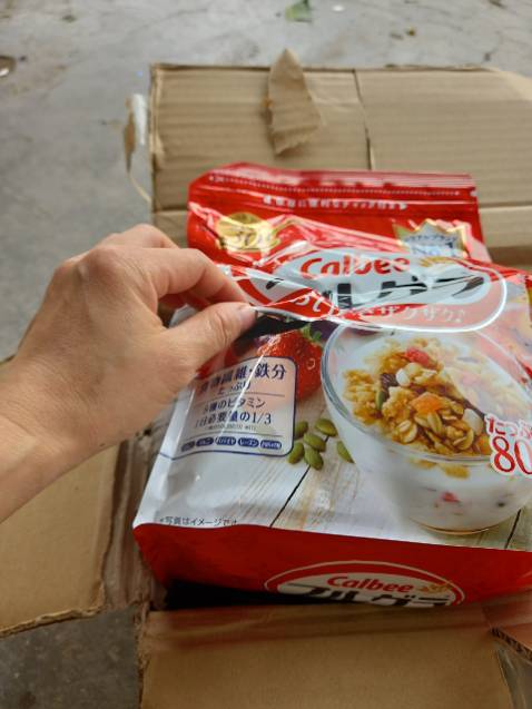 Nhận hàng kiểm tra thùng bị rách và có  một gói bị rách, hạt bên trong mềm.
Đề nghị shop đổi trả một gói mới.
Có gởi hình đính kèm cho shop. 
Shipper không cho kiểm tra hàng, ảnh nói shop không cho mở, nếu mở có vấn đề gì thì chụp hình gởi shop. Đề nghị shop phản hồi sớm.
Số điện thoại của mình ***