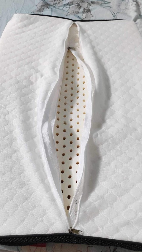 Gối này có 2 cái lượn sóng, đầu kia hơi cao mình không thích, cái lượn sóng nhỏ nằm thấp đỡ mỏi vai cổ hơn