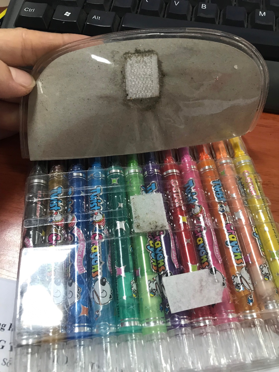 Mua tặng sinh nhật cháu mà bộ bút sáp này nó bẩn không thể tả, bụi bám đã đành lại còn cũ cũ, xỉn xỉn, chỗ nắp dính thì keo lem tùm lum đen xì xì ấy. Nói chung là chán, chả nhẽ lại trả lại chứ. Mua của tiki trading mà thất vọng quá trời luôn