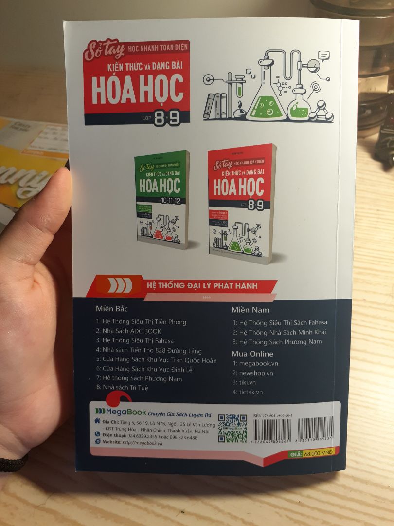 Sách hịn lắm mng ưi =< tui mua lúc đang sale còn 37.000 á nên giá cũng uki lun nma đặt xong gòi hôm sau tui vô lại thấy sale còn 34.000 á hmu hmu =((. Sách in chất lượng tốt lắm í, trình bày bố cục rõ ràng và dễ hiểu, sách cũng nhỏ gọn dễ đem theo học bất cứ lúc nào lun á. Sách này rất tốt cho mấy bạn mất gốc Hóa như tui nè TvT. Sách hịn lắm mng ưi =< tui mua lúc đang sale còn 37.000 á nên giá cũng uki lun nma đặt xong gòi hôm sau tui vô lại thấy sale còn 34.000 á hmu hmu =((. Sách in chất lượng tốt lắm í, trình bày bố cục rõ ràng và dễ hiểu, sách cũng nhỏ gọn dễ đem theo học bất cứ lúc nào lun á. Sách này rất tốt cho mấy bạn mất gốc Hóa như tui nè TvT.