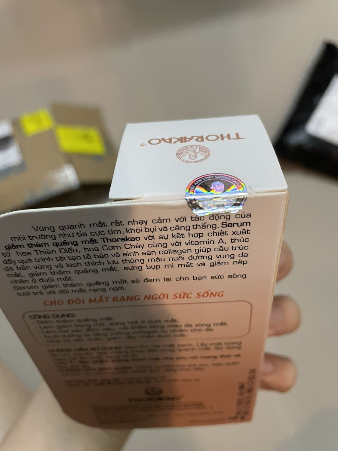 Vận chuyển mất 1 ngày, đóng gói tiki là số 1, dùng thử 2 ngày sáng chiều vẫn chưa thấy tác dụng, rất thích kiểu dáng thiết kế của sản phẩm, chỉ cần nhấn nhẹ là ra 1 lượng sirum vừa đủ.