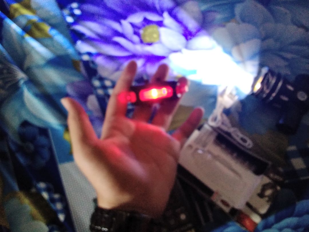 sài tạm ae ạ mà ae nào là thợ điện thì cứ thay pin cho con đèn đuôi lí do ae phải sạc thì mới lên đó là đèn đuôi bị chết pin ae ạ thay xong thì vẫn dùng bình thường thôi