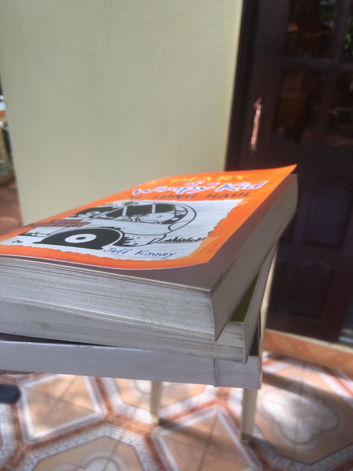 Hàng giao nhanh. Tuy nhiên bên kho tiki nên cẩn thận hơn trong việc bảo quản sách. Mình mua 3 cuốn nhưng 2 cuốn ko có bao và bị bám bụi, giấy xốp nên hút hơn ẩm vào làm sách bị phình lên, giấy còn có nhiều vết ố nhỏ và mùi sách tồn kho đã lâu. Mình vừa nhận xong đã phải bỏ vào tủ hút ẩm rồi đè sách nặng lên mới phẳng được.