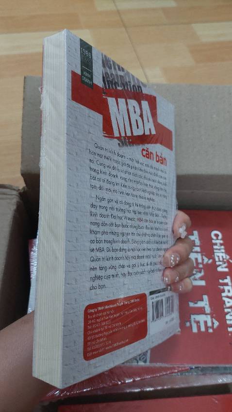 Sách bọc chắc chắn, ship nhanh dã man ạ, chưa kể là giá thành rẻ hơn rất nhìu so vớ các nhà sách khác và sàn thương mại điện tử khác nữa ạ 🥰