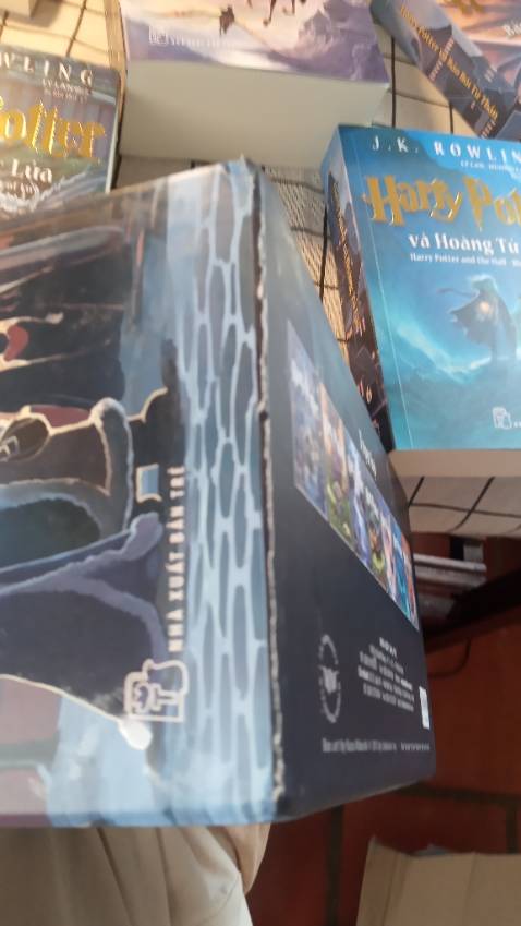 Lần đầu tiên mua bộ boxset mà m thấy thất vọng lun ấy. M dành số tiền tiết kiệm lớn để mua bộ này vì thích quá nhưng nhận hàng về lại hơi buồn. Mới về thì hộp gói bên ngoài bị rách hết, móp méo khủng khiếp. Mở ra thì box bị dập khá nhiều ở góc, gáy sách cũng bị trầy, box dính nhiều keo mà m phải lấy khăn lau mãi mới hết, box cũng lỗi khá nhiều nữa. Còn đồ họa và hình trang trí thì m không bàn đến vì quá ưng rồi. Nhưng có lẽ lối dịch không hợp với m lắm và có đôi chỗ sách ghi sai chính tả nữa nên m thấy không hài lòng cho lắm. Bù lại mỗi quyển có 1 bookmark riêng và nhìn chung thì truyện cũng hay lắm a. Chỉ mong NXB Trẻ và Tiki chú ý hơn trước khi mang sách đến tay người tiêu dùng