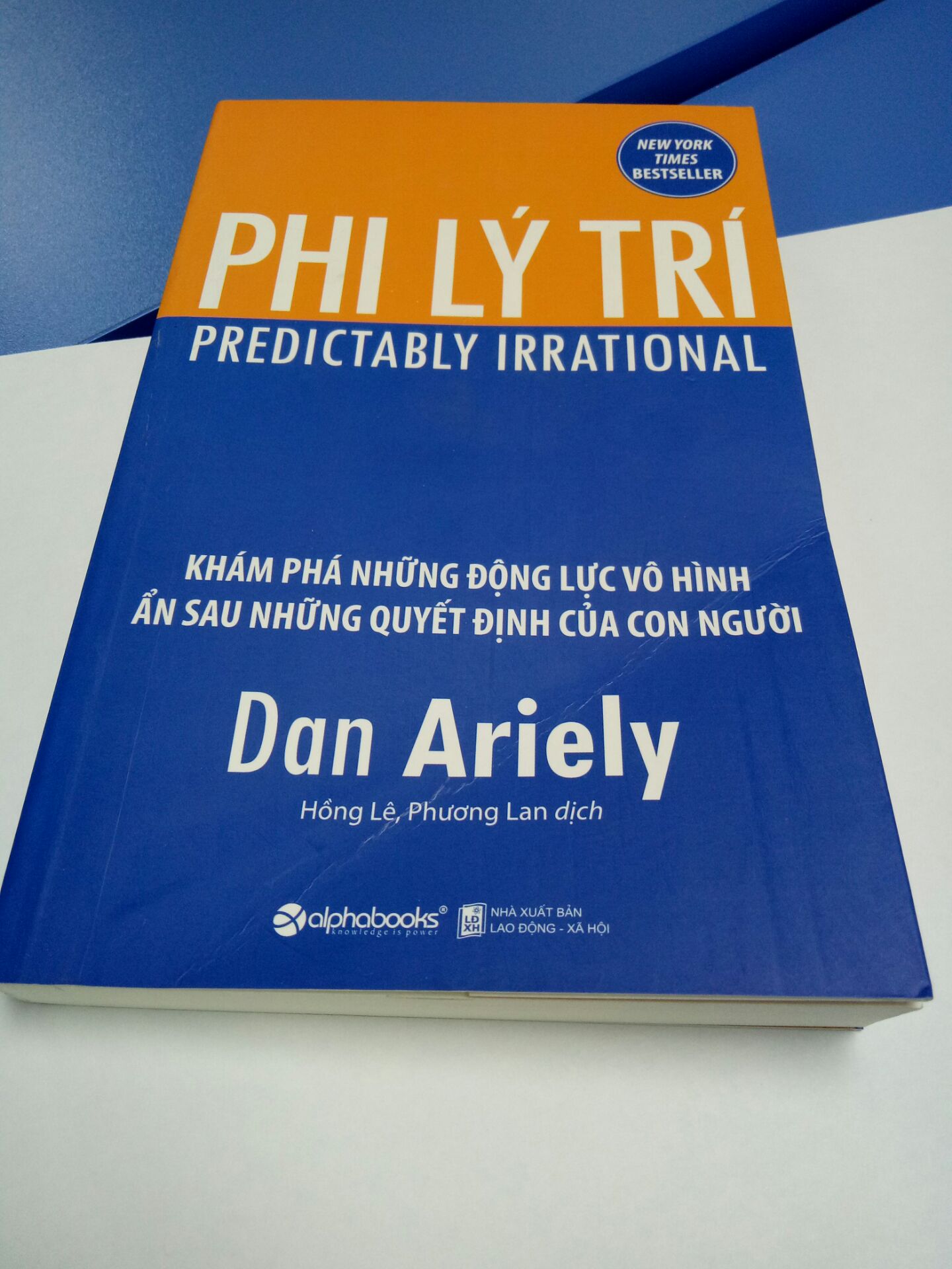 Đơn hàng của tôi có 3 sản phẩm nhưng trong đó 1 quyển "Người giàu có nhất thành Babylon" như bị hóa mỹ phẩm gì đó đổ lên, vừa bẩn vừa mùi rất nồng, ngay cả hộp giấy đựng hàng cũng nồng nặc mùi. Cuốn "Phi lý trí" thì gãy cả bìa. Tôi cũng đặt mua hàng tiki mấy lần chưa lần nào trải nghiệm tệ vậy. Giờ tôi muốn liên hệ đổi trả sách thì ntn? Còn 1 đơn sách nữa tiki chưa giao cũng nơm nớp lo. Chỉ đánh giá được 3 sao cho dịch vụ giao hàng nhanh