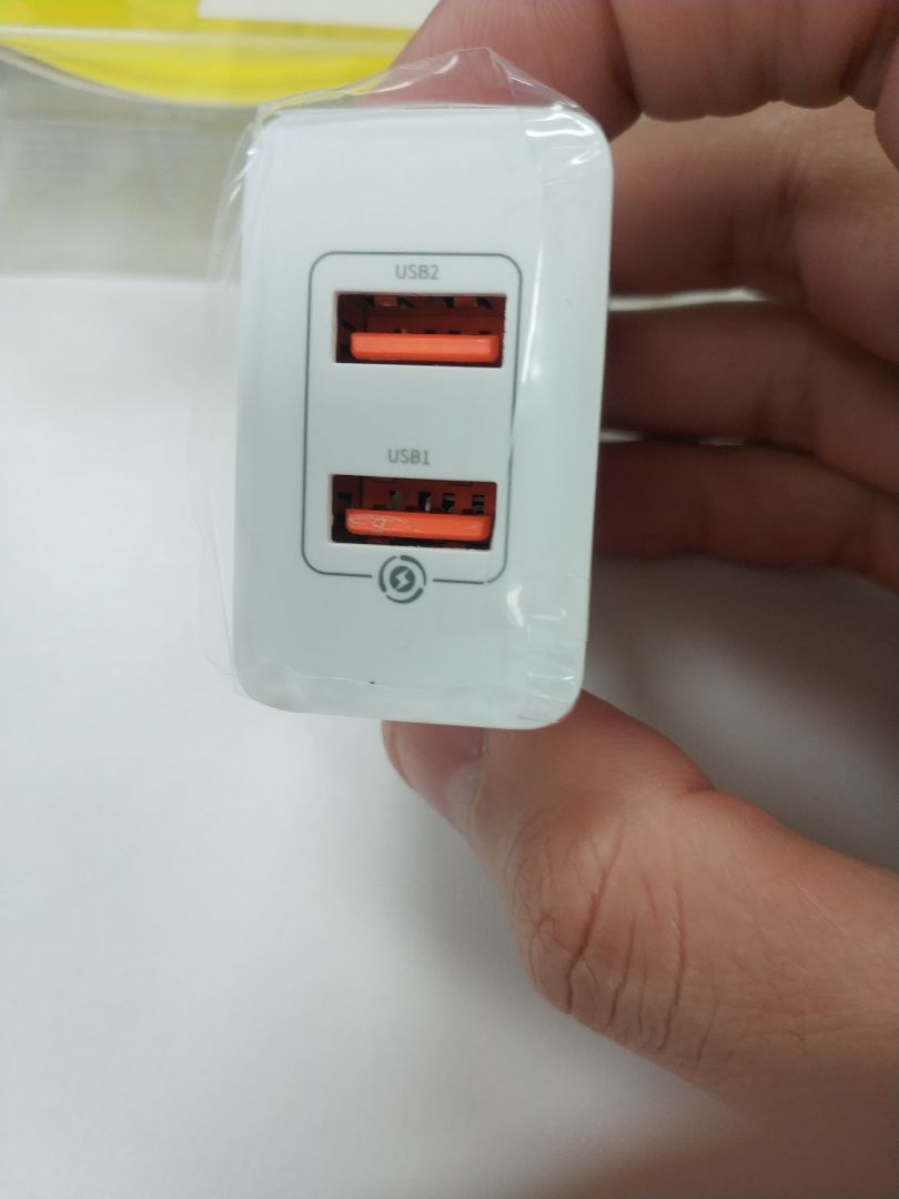 khá là ko hài lòng khi đặt hàng 1 kiểu mà shop giao 1 model khác hẳn. giá thì chẳng chênh nhau đâu nhưng công suất sạc con giao nhầm chỉ có 18w. máy mình cũng chỉ sạc tới 18w và mưa gió tội a shipper nên mình cũng nhận hàng luôn cho xong. tuy nhiên shop nên ktra lại cách lên đơn của mình .