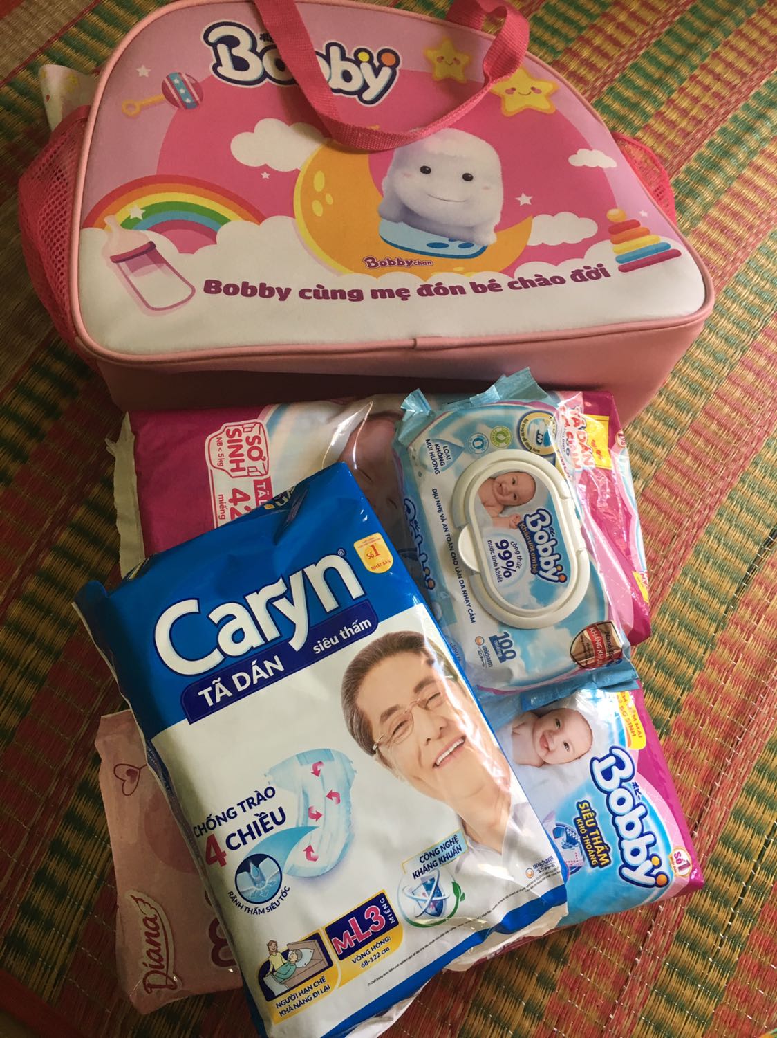 Mẹ nào chuẩn bị đi sinh thì nên mua combo đi sinh của bobby nàu nhé. Siêu tiện lợi lại rất đầy đủ. Còn được tặng 1 túi đựng đồ đi sinh rất cute nữa. Date rất xa nhé, tới năm 2024 lun. Mua hàng chính hãng nên ko lo sản phẩm kém nhé. Dịch vụ giao hàng tiki siêu nhanh, hôm qua đặt hàng hôm sau nhận được hàng luôn. Mik rất hài lòng, cho tiki 10 điểm chất lượng. ??????
