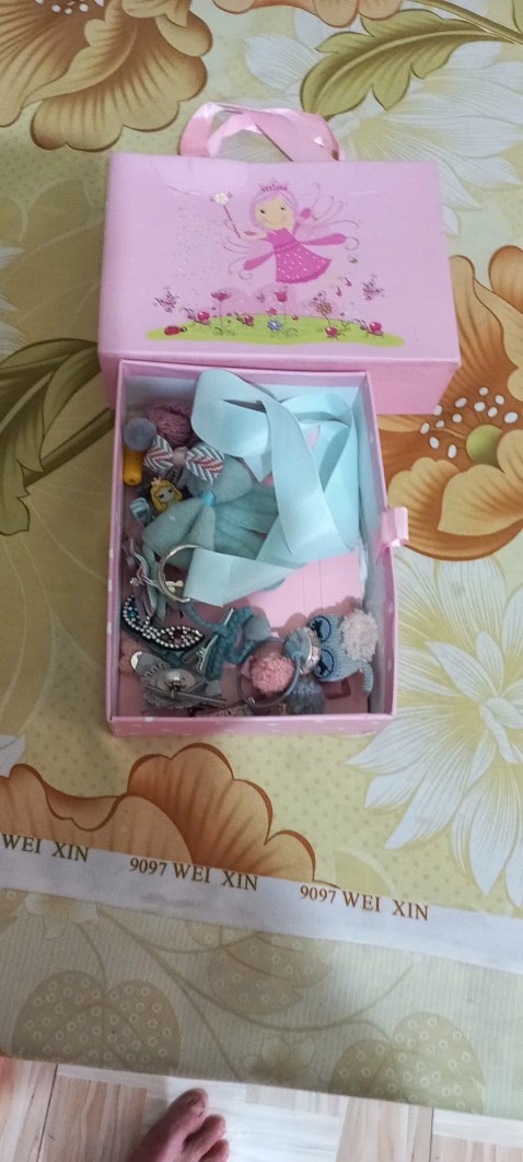 Shop làm ăn vớ vẩn , đặt hộp đựng trang sức lại  giao mấy thứ vớ vẩn, mọi người tránh shop này ra 👿👿