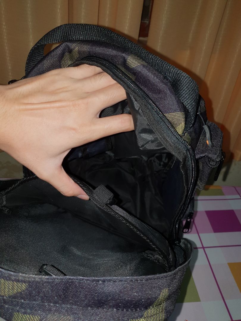 Sản phẩm đúng chính xác 100% với màu sắc và hình ảnh sản phẩm từ nhà cung cấp. Balo rộng, bao gồm một ngăn chính và nhiều ngăn nhỏ. Rất thuận tiện cho việc đi học hoặc đi du lịch. Khả năng chống nước đỉnh cao, khi đem  xối nước nhưng đồ bên trong vẫn khô và khả năng chống thấm tuyệt vời của sản phẩm làm cho không ướt balo. Túi đựng được nhiều quần áo, còn có một ngăn dưới đáy dùng cho việc để giày dép thuận tiện. Nói chung trong tầm giá 5*** VNĐ thì sản phẩm quá tuyệt vời. Hàng Việt Nam chất lượng cao! ❤