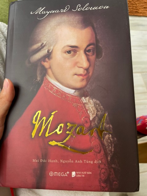 Giao sách bị móp méo, xước hết sách. Khiến cho trải nghiệm bị ảnh hưởng nhiều. Sách hay mà k còn được chỉn chu. Tiki và nhà bán cần lưu ý