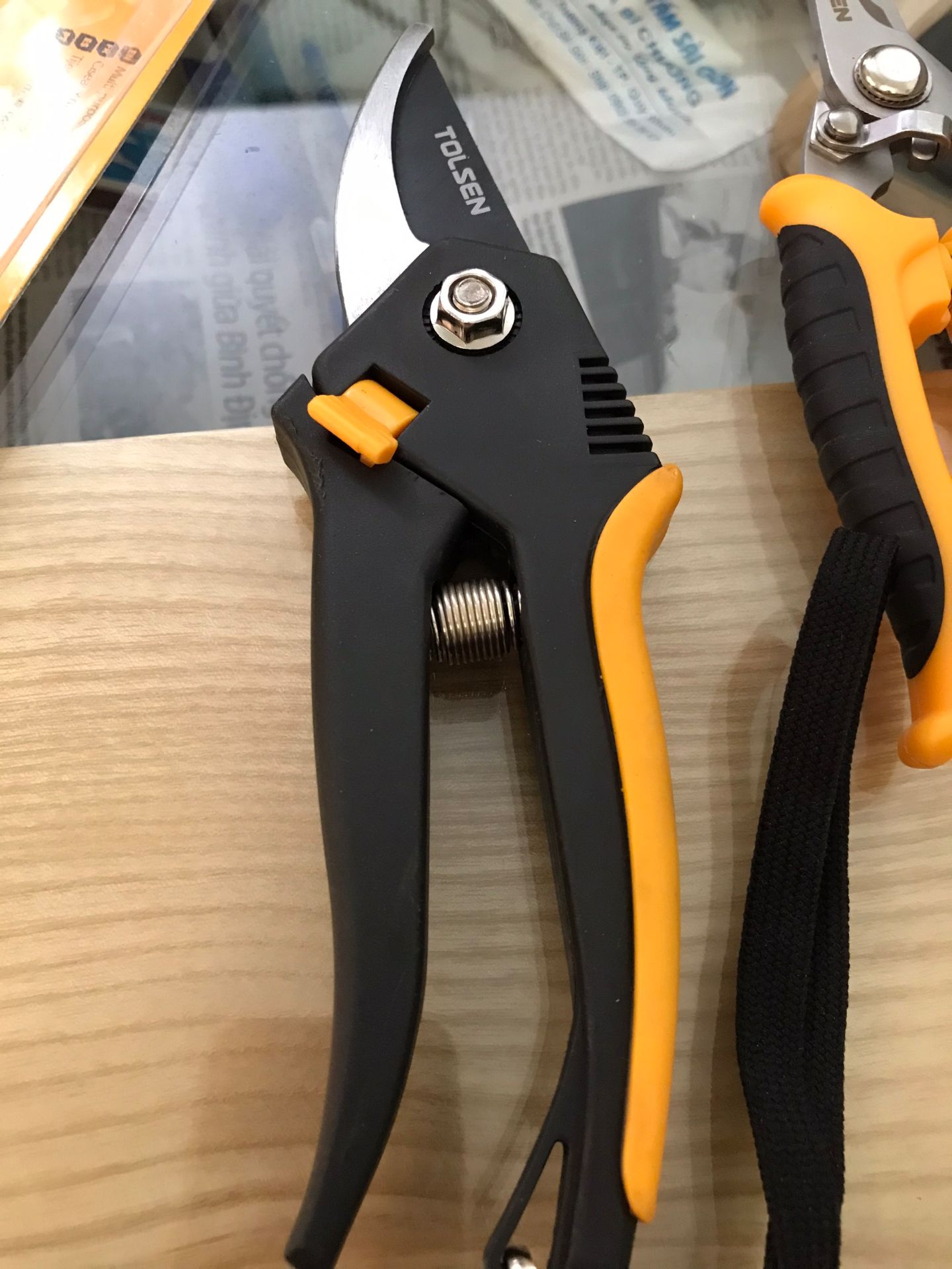 Kéo bén, cầm chắc và vừa tay, cứng cáp. Khi không sử dụng có thể khóa lưỡi kéo lại, có cả dây treo kéo. Độ bền chưa biết.