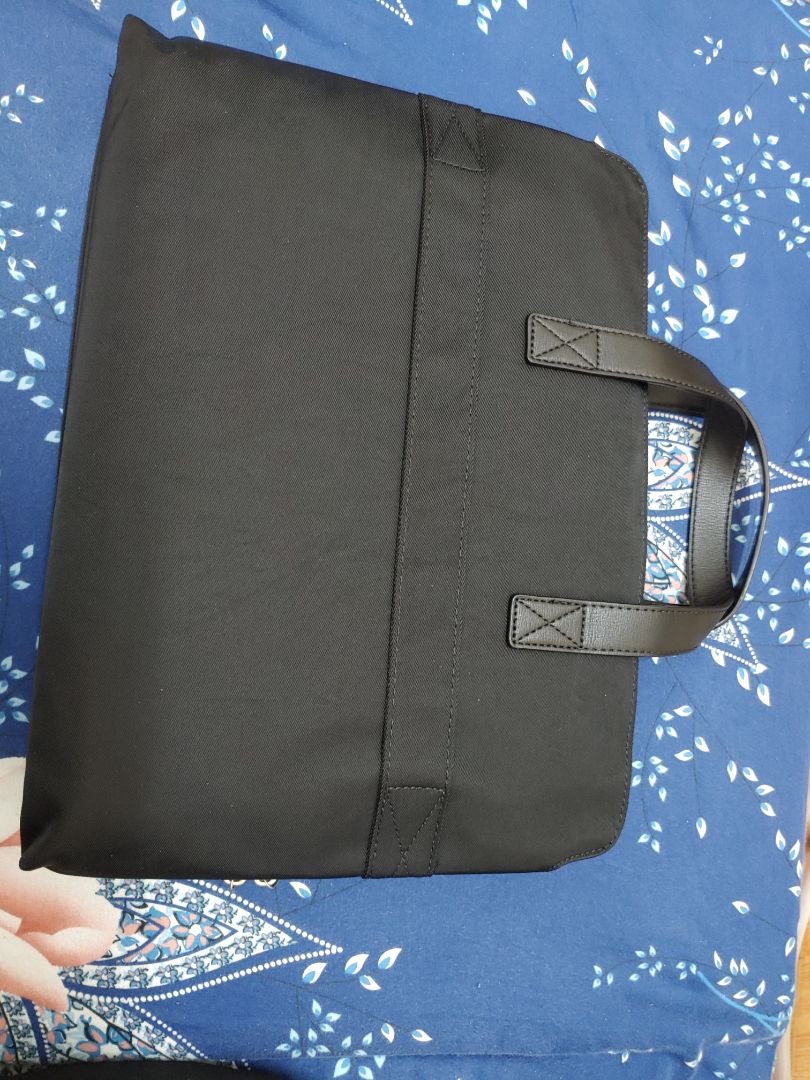 Túi có vẻ chắc chắc, gọn, nhẹ, nhiều ngăn, nếu có thêm quai đeo nữa là tuyệt vời!