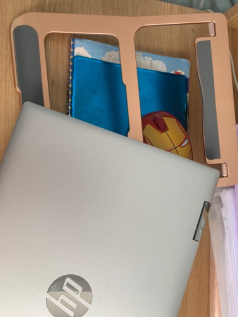 Đặt màu bạc giao màu đồng, không hợp màu laptop đang dùng. Hàng chất lượng ổn trong tầm giá.